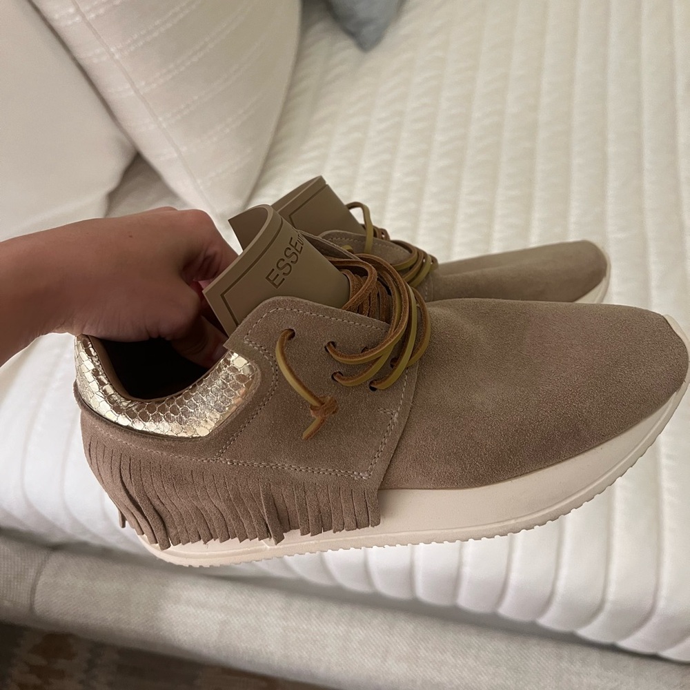 Esseutesse Shoes